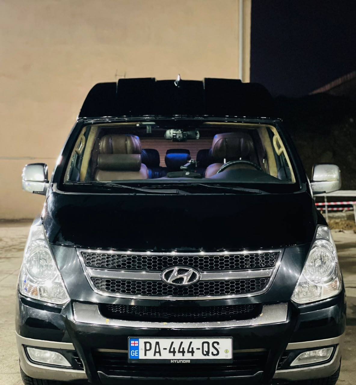 ميني فان مع سائق