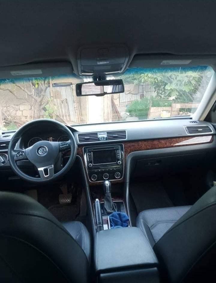 سيارة سيدان مع سائق